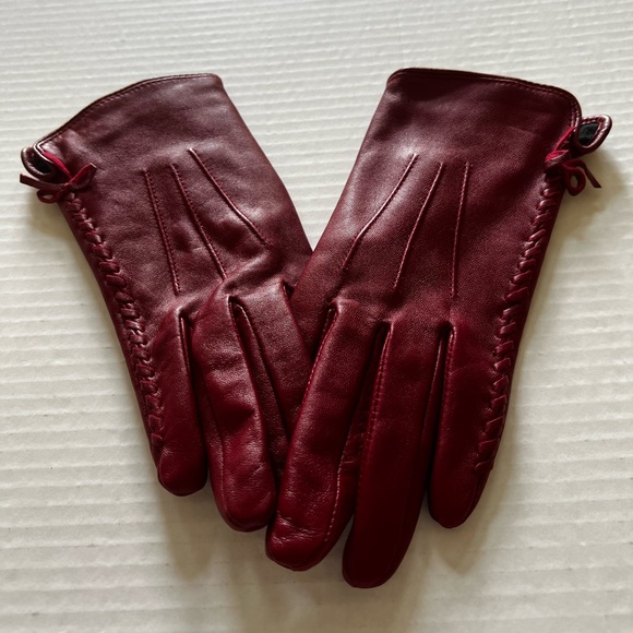 Burgundy Soft Napa leather Women’s gloves, with side-laced up-detail. (M) 7/7.5” - Picture 4 of 12
